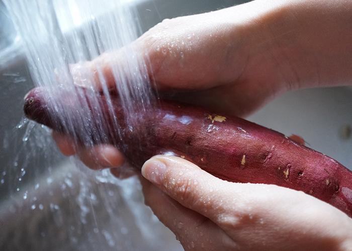 さつまいもを洗いフォークで数カ所刺す