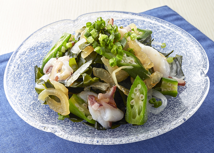 野菜やきのこ、海藻類などのサラダやおかずから食べ始め、次に肉や魚、最後にさつまいもといった順番