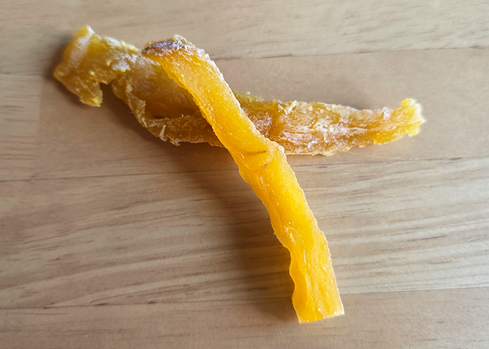 ファミリーマートの「紅はるかの熟成干し芋」は、その名の通り、「紅はるか」ならではの濃厚な甘さが魅力