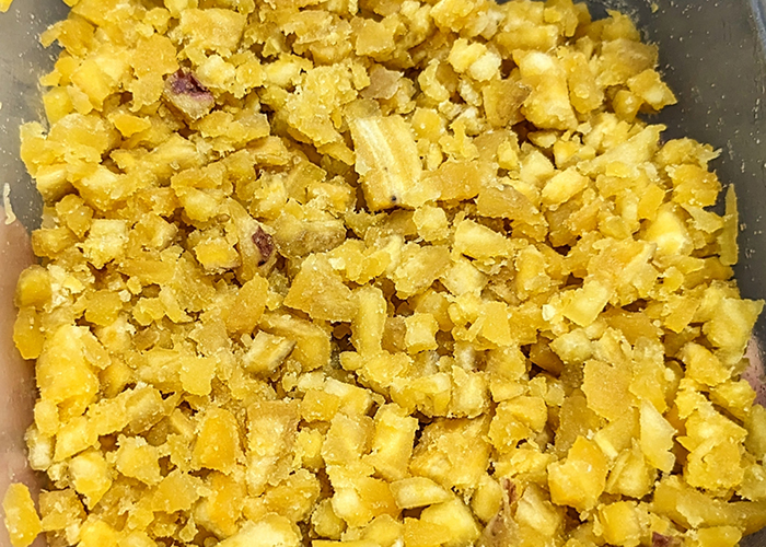 消化しやすいように皮を剥いて小さくカットする