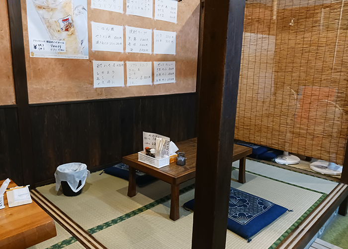 炭火焼き鳥　縁の店内　座敷がありテーブルが2台