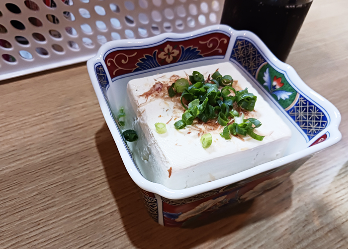 お通しは大きな冷ややっこ