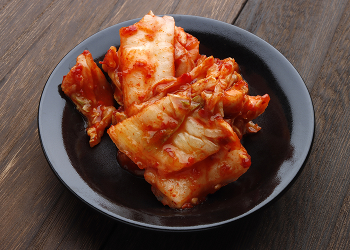 屋台の定番 焼き芋「クンコグマ」とキムチの組み合わせ