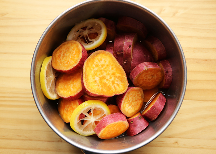 レモンと一緒に煮ることで変色を防ぎ、美しい色を保つことができます