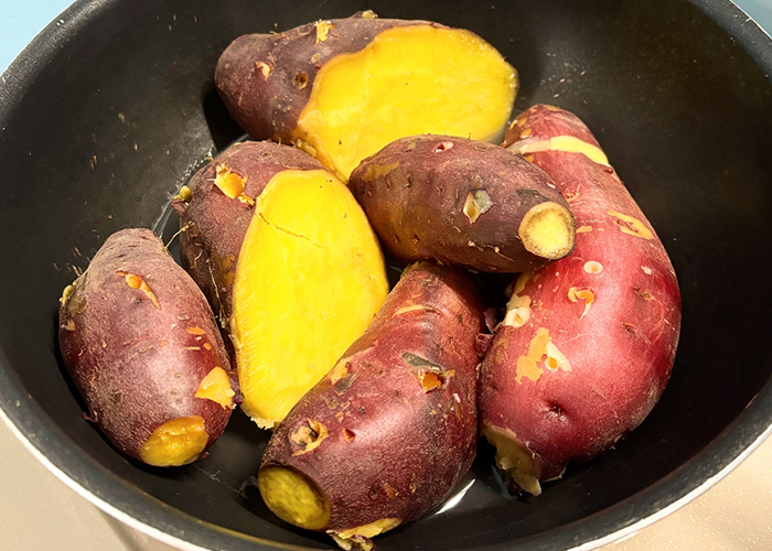 さつまいもは水からじっくり低温で蒸かす