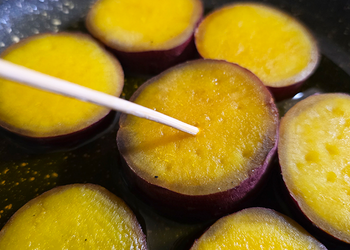 竹串で硬さを確認する