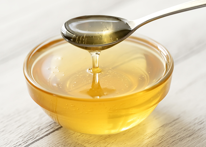 はちみつで自然な甘さと照りを出す