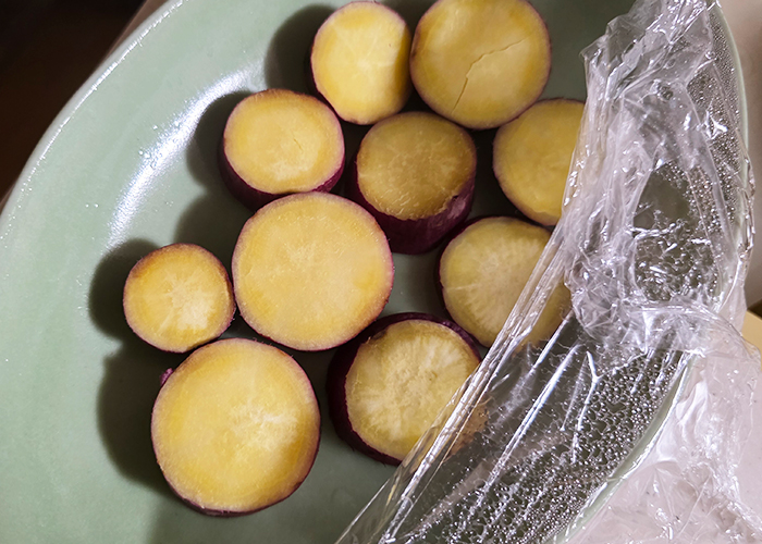 耐熱皿にさつまいもを並べ、ふんわりとラップをかけて電子レンジ(600W)で3〜4分ほど加熱