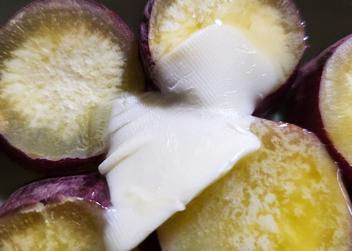 加熱したさつまいもが熱いうちにバターを乗せ、全体に絡めるように優しく混ぜ合わせ