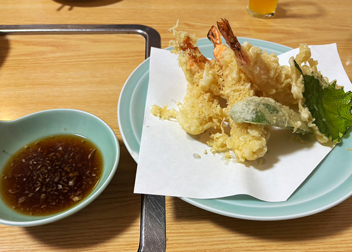 天ぷら盛り合わせ: とにかくエビが大きい!