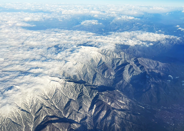 空から眺める絶景と、芋畑の海原へ
