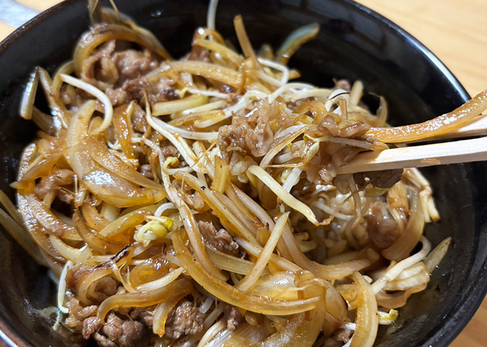 〆はこれ!シャキシャキもやしの「特製牛丼」
