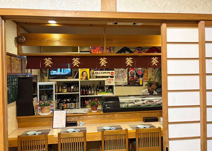 葵の御紋が目印!生簀(いけす)のある上品な空間