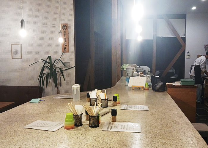 志田山ラーメン-アイランドキッチン風デスク