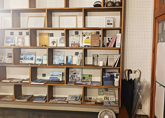 志田山ラーメン　本棚