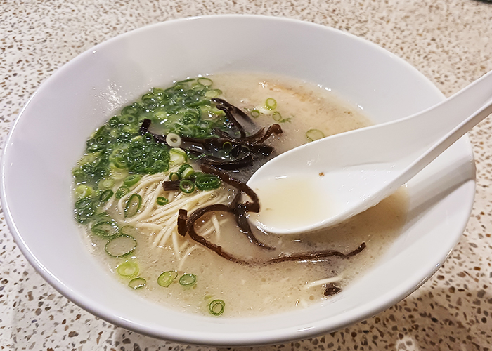 志田山ラーメン　飲み干せるほど上品な「塩豚骨」