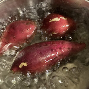 そのさつまいもの茹で方、損してるかも？驚くほど甘さを引き出すプロのテクニック