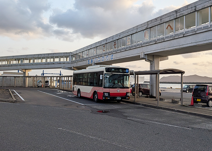五島列島内の移動手段　路線バスや定期観光バスを利用する（福江港）