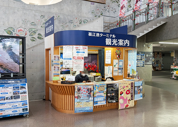 福江港ターミナル観光案内所でレンタサイクルの場所を聞く