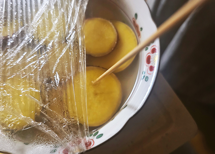 【さつまいも甘露煮】竹串がスッと通れば完成です。