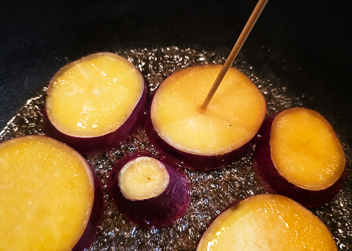 【さつまいも甘露煮】竹串がスッと通るくらい柔らかくなったら火を止めます