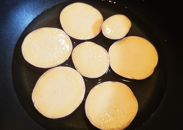 【さつまいも甘露煮】鍋に並べて静かに煮る