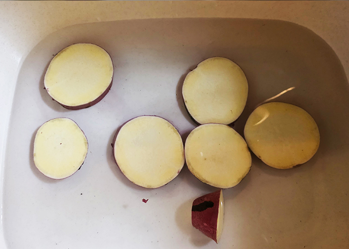 【さつまいも甘露煮】切って水にさらし、アクを抜く