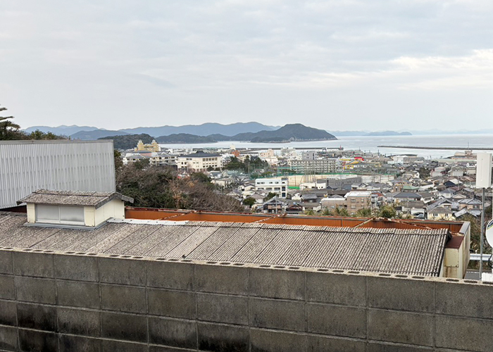 おすすめは絶対に「窓際のテーブル」！福江港沖や福江の街並み、遠くを行き交う船まで一望