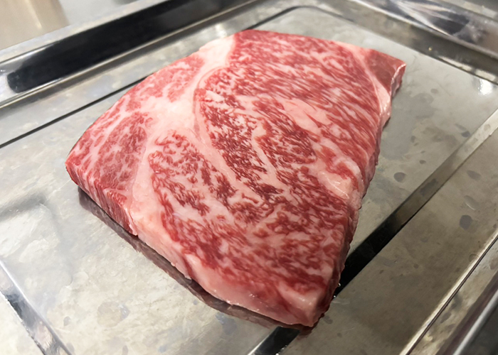 富江町の「村岡精肉店」から仕入れた、美しいサシの入った五島牛