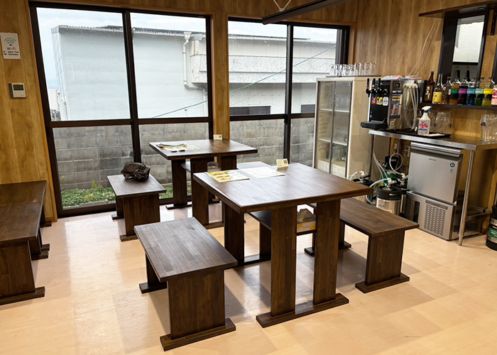 4人掛けテーブルが3卓並ぶアットホームな雰囲気