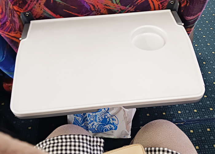 席と折り畳みテーブル