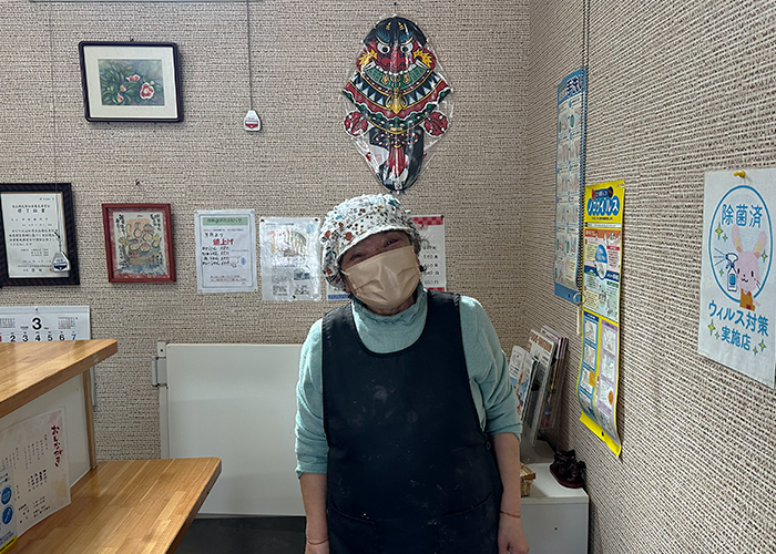 バラモン凧の前で一緒に記念写真