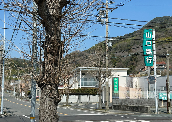 右手に山口銀行の大きな看板