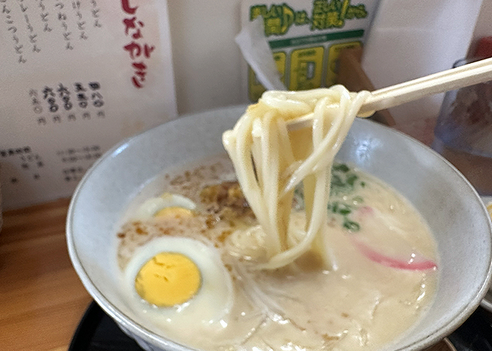 とんこつの風味が口いっぱいに広がるのですが、噛みしめるごとに、ツルツルッとしたなめらかな喉越し