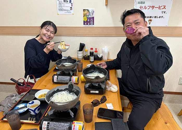 昼食には名物の「五島うどん（地獄炊き）」