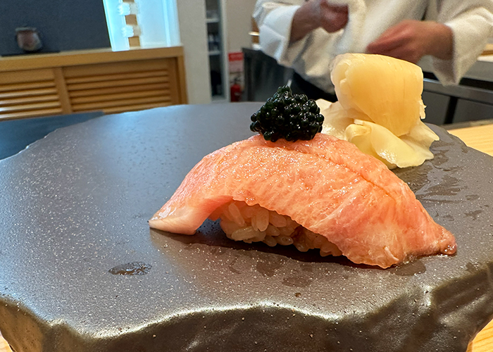 商店街にある名店「和匠鮨 やな川」
