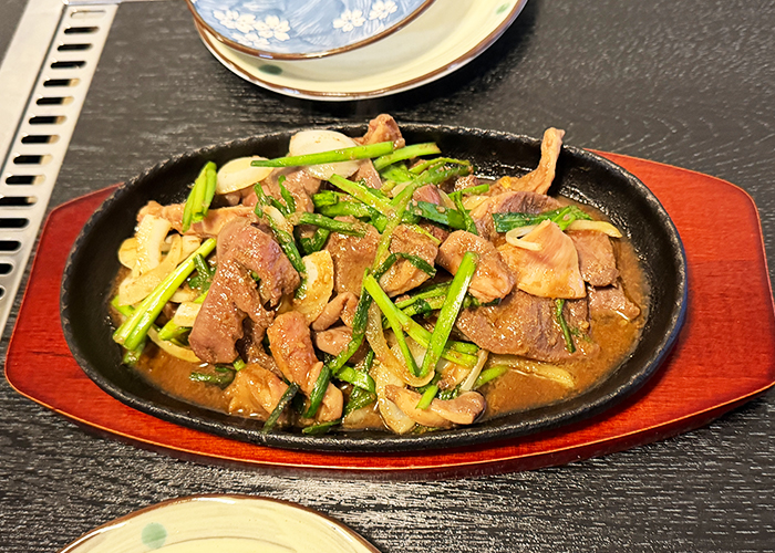 音と香りがたまらない！こだわりの「ホルモン焼き」