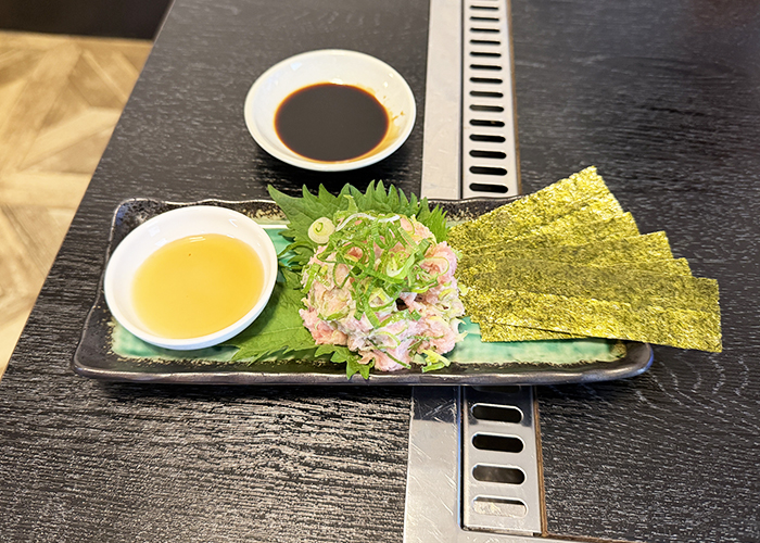 パリパリ海苔で巻く「ネギトロ」