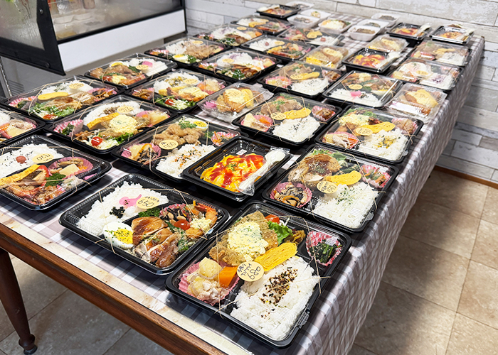 台いっぱいに広げられたたくさんのお弁当