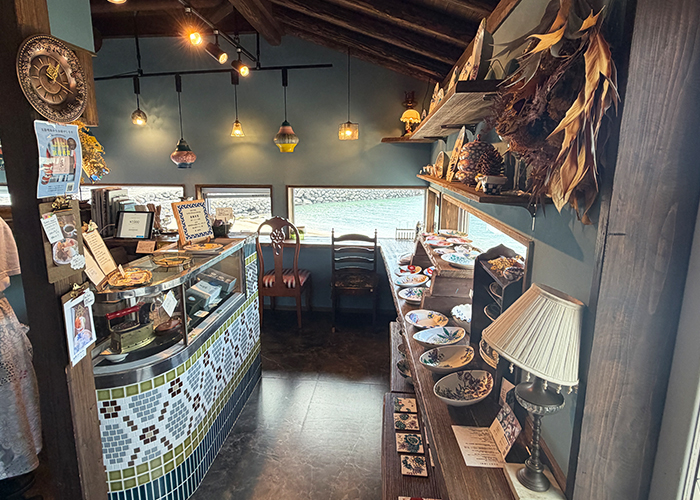 可愛いお店のドアを開けると、両側の棚に花をモチーフにした可愛いお皿が飾られています