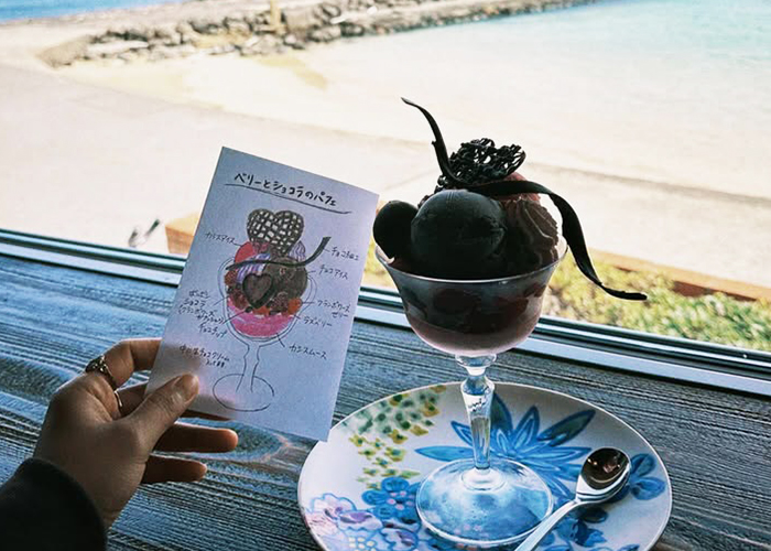 どこまでも青い海を望むオーシャンビューカフェ