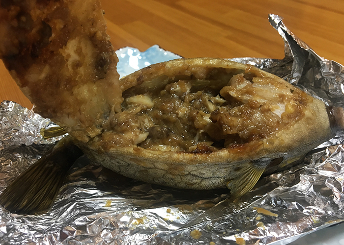 ハコフグの身と味噌を和えて焼いた「かっとっぽ」と呼ばれる郷土料理