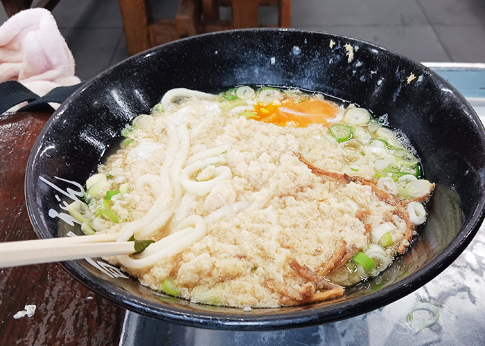 芋天が乗った柔らかい宮崎うどん